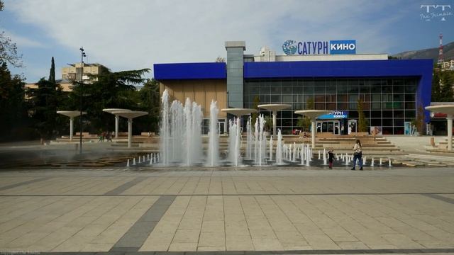 [4K] РОССИЯ КРЫМ. Золотая осень в Ялте: погружение в красоту Киевской и Московской улиц. смотреть онлайн