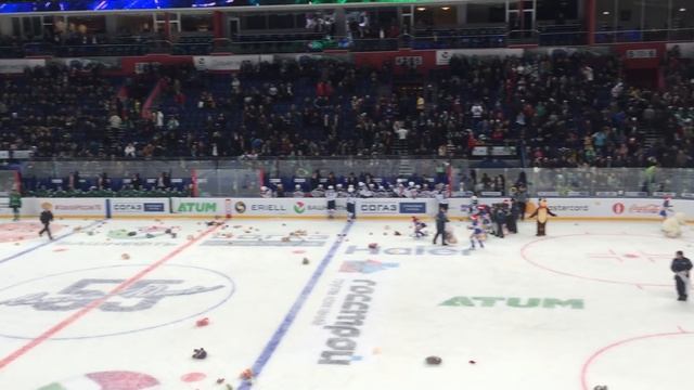 В Уфе зрители сорвали матч, забросав лед игрушками смотреть онлайн