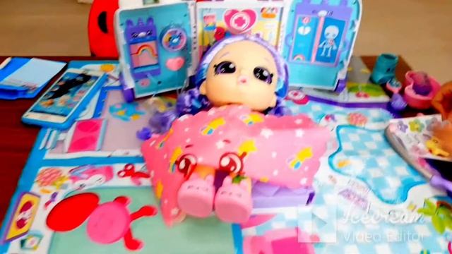 Играем в доктора с куклой Кинди Кидс Рейнбоу Кейт и скорой помошью юникорн амбуланс. смотреть онлайн