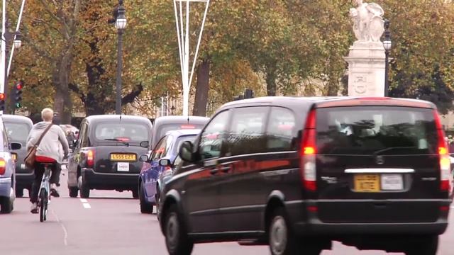 Trafalgar Square in london is one the uk most known attractions смотреть онлайн