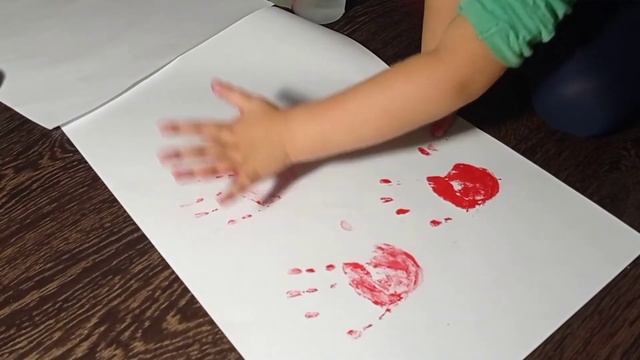 Рисование ладошками для малышей. Картина от Вики.