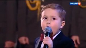 Маленький мальчик поёт песню