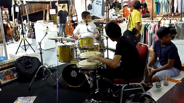 JAVA JAZZ 攤位 厲害印尼小鼓手~ смотреть онлайн