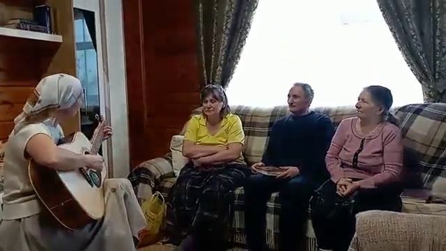 сестрица славит Господа под гитару. смотреть онлайн