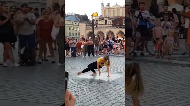 Дикий брейк данс от девушки. Подписывайтесь на канал и ставьте лайки смотреть онлайн