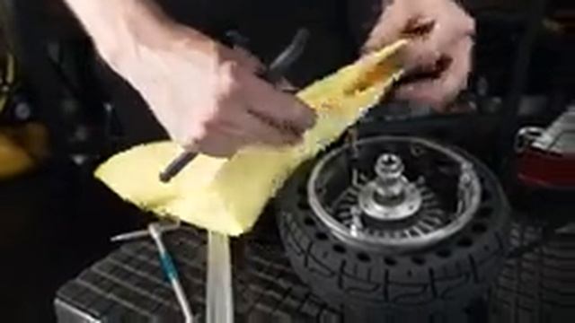 Installing a Solid Tire on the VSETT 9 смотреть онлайн