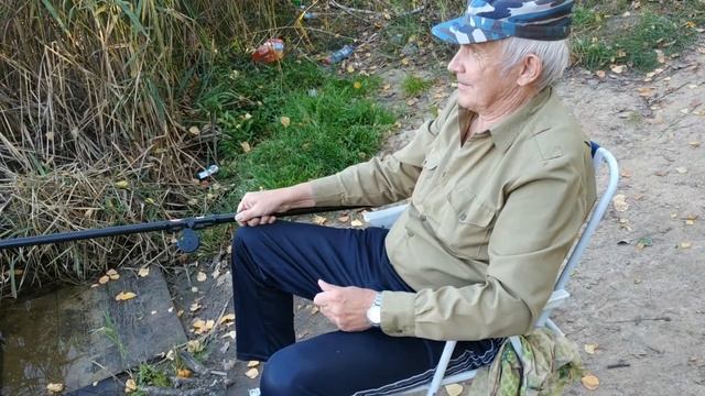 Отец рыбачит по карасю смотреть онлайн