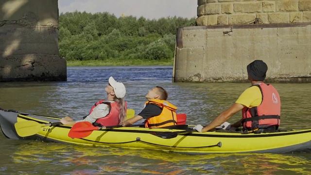Весело и дружно идем на байдарках, плеща веслами в лазурных водах! смотреть онлайн