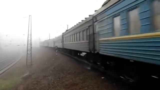 Электровоз ВЛ82М 079 с пассажирским поездом на станции Харьков-Пасс. проходит платформу Новосёловка смотреть онлайн