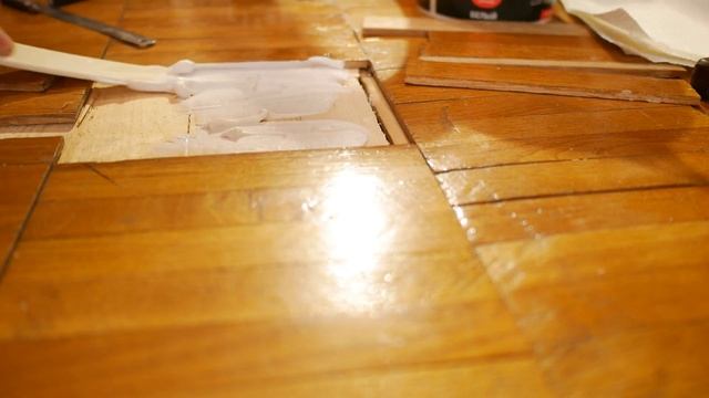 Приклейка мелкого паркета на лаги , ремонт.
