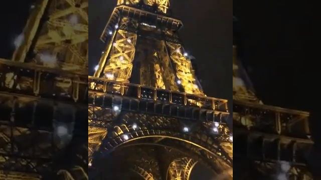 Эйфелева башня ночью, Париж (Франция) смотреть онлайн