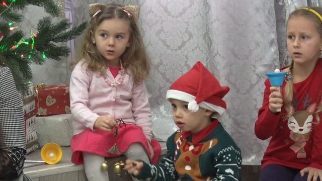 1- (IV) Стежинкою - дорогою спішить, спішить колядочка до нашого порогу! смотреть онлайн