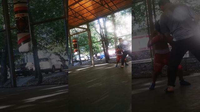 ночало пути в большой бокс, одни из первых тренировок! лапы!!! смотреть онлайн