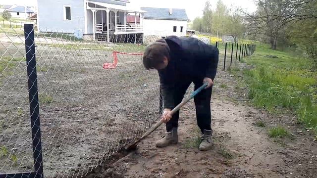 Как поставить забор из сетки рабица своими руками
