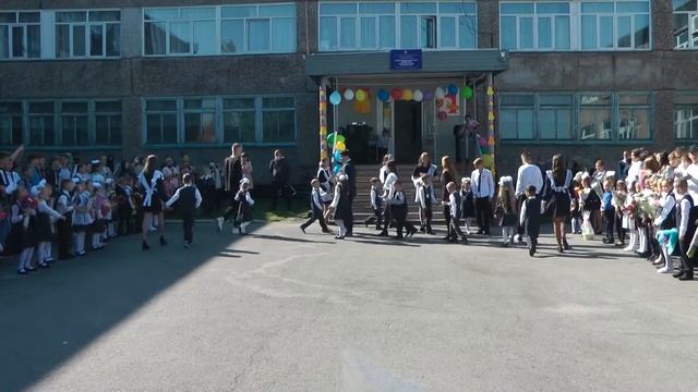 1 сентября 2021 Танец 11 и 1 класа. МБОУ СОШ №3 г Новоалтайск видеограф Владислав Р. смотреть онлайн