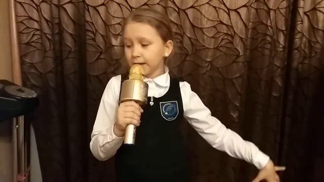 Ксюша и микрофон, будущая певица смотреть онлайн