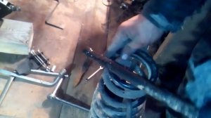 Лексус RX 300 меняем стойку амортизатора по новой методике стягивания пружины.