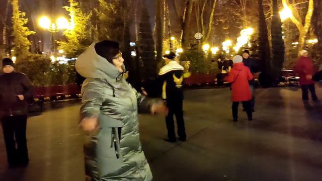 Я НЕ МОГУ СМОТРЕТЬ, КАК ТЫ МОЛЧА ИДЁШЬ С ДРУГИМ!💃🕺👍/ТАНЦЫ В ПАРКЕ ГОРЬКОГО ХАРЬКОВ смотреть онлайн