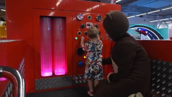 Медведь и дядя Фёдор в парке развлечений Мотор сити