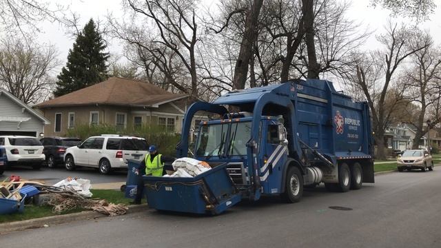 Elmhurst Bulky Waste Clean Up 2020: Republic Services Mack Carry Can Garbage Truck смотреть онлайн