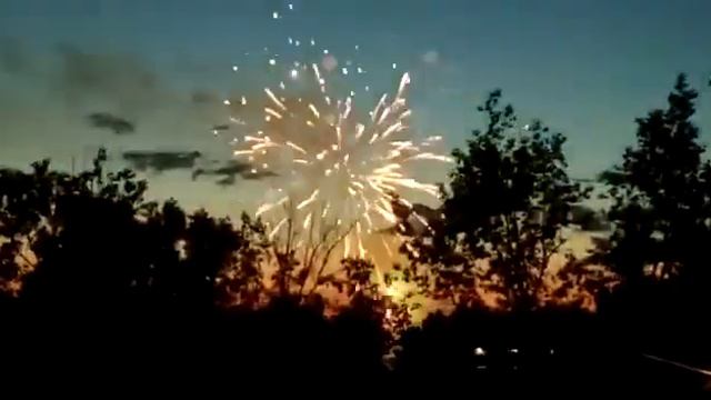 Красивый фейерверк на закате / Славгород, Алтайский край смотреть онлайн