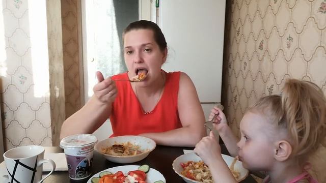 Мукбанг: Фетучини(гнезда) с индейкой//Свежие овощи с простоквашей//Ужин с дочкой смотреть онлайн