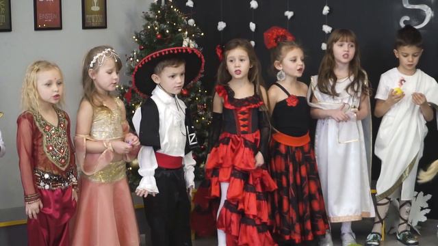 Новий Рік подорожує світом вистава 0-го класу школи Team