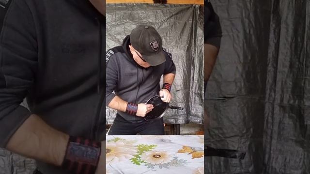 Бэндинг-блогер из Нальчика Руслан согнул руками сковородку смотреть онлайн