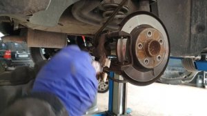 Opel Meriva rear brake pad replacement