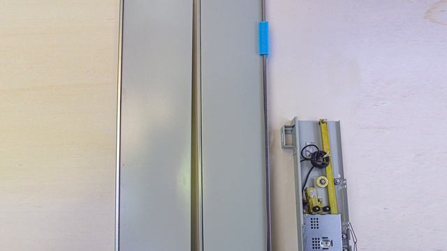 Дверцы несобранного лифта, в Волгограде на Спартановке меняют лифтовое оборудование домов смотреть онлайн