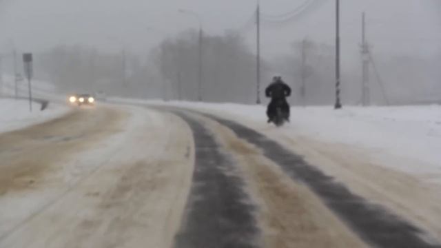 Зимой по трассе на мотоцикле