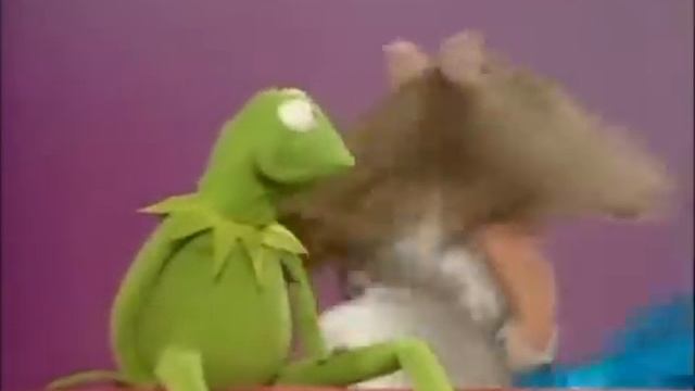 Miss Piggy hits kermit смотреть онлайн