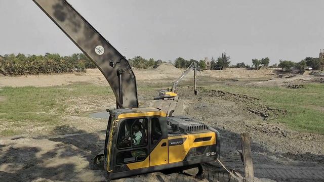 210DLR VOLVO Excavator Long Boom Digging Mud Clearing Video