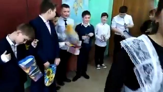 это мы плздравляем с 23 февраля мальчиков найдите меня и училка смотреть онлайн