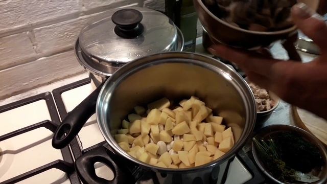 Грибной суп с куриным мясом и фасолью. смотреть онлайн