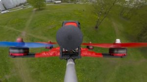 Как летает гоночный квадрокоптер, вид сзади