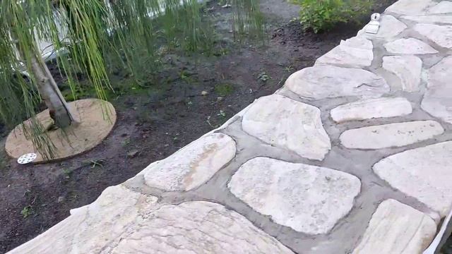 Площадка и подпорная стенка из натурального камня вокруг бассейна смотреть онлайн