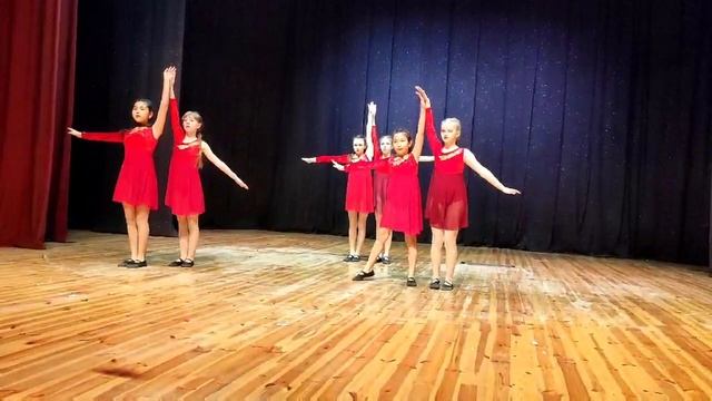 Детский хореографический ансамбль "Бусинки" - "Месяц май" смотреть онлайн