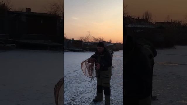 Первый лёд и бешеный клёв окуня !!! Давно ждал зимней рыбалки !!! смотреть онлайн