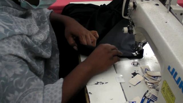 How To Make a T Shirt Step 6 Neck tape closing смотреть онлайн