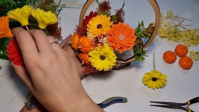 Мыловарение. Сборка букета в корзине из мыльных цветов Рудбекии от формадела MyFavoriteForms и тыкв смотреть онлайн