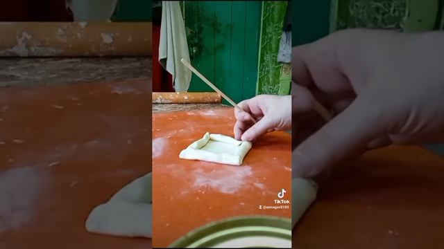 Мини пиццы из слоеного теста на скорую руку к чаю. смотреть онлайн