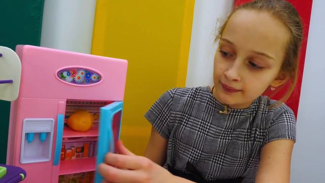 Видео про кукол - Барби замерзла на ледовом катке смотреть онлайн