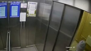 Мальчик нажал на все кнопки лифта