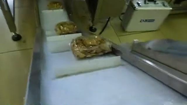 Вертикальная упаковочная машина - вертикалка - упаковка печенья в пакеты из пленки - SAM 0651 смотреть онлайн