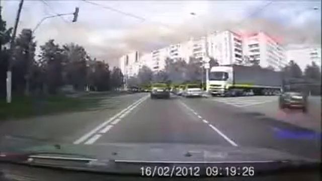 Водитель грузовика протаранил обидчика смотреть онлайн