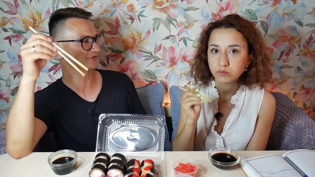 ВКУСНЫЕ СУШИ - ПЕРЕТЕСТ ДОСТАВКИ 2021 / НОВИНКИ МЕНЮ ВКУСНЫЕ СУШИ ЛЕТО 2021 / СЛИШКОМ КОПЧЁНЫЙ РОЛЛ смотреть онлайн