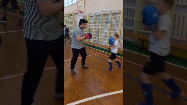 Костанай Кикбоксинг - Зал СШ19, индивидуальная работа на лапах 05.04.2017г. 
#костанайкикбоксинг#