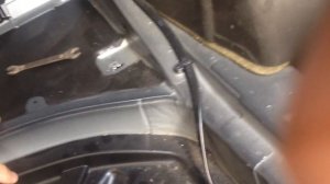 Где находится аккумулятор мерседес W221