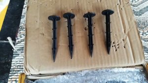 Чем закрепить укрывной материал к земле на огороде